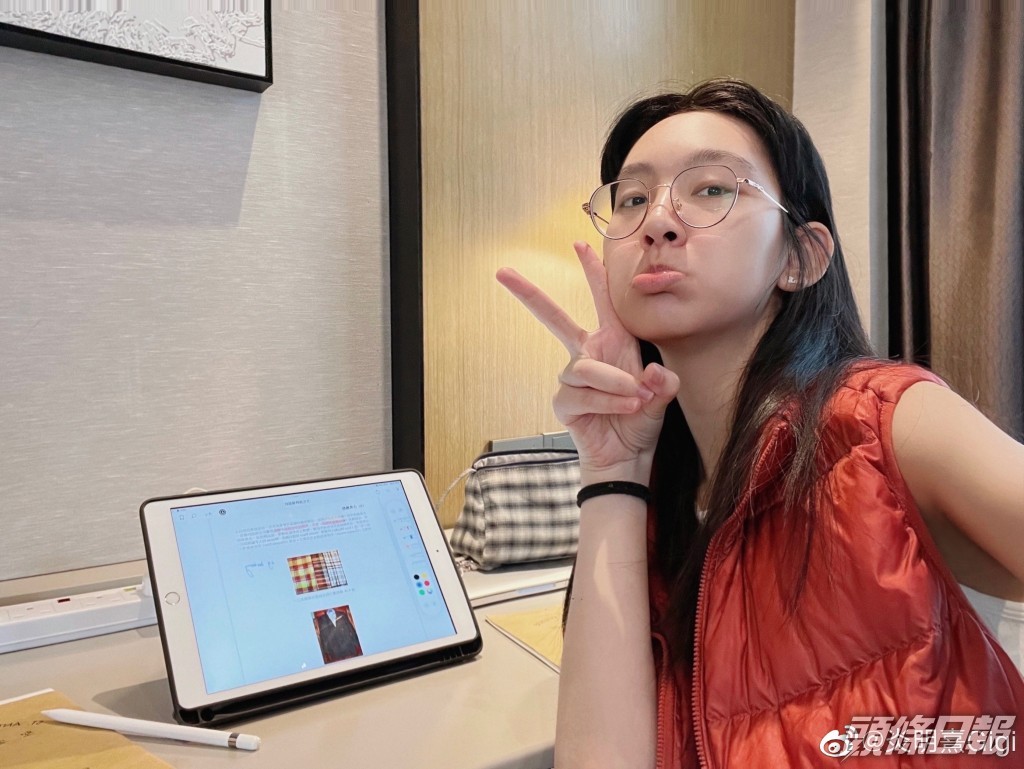 其實炎明熹仍是17歲的學生。